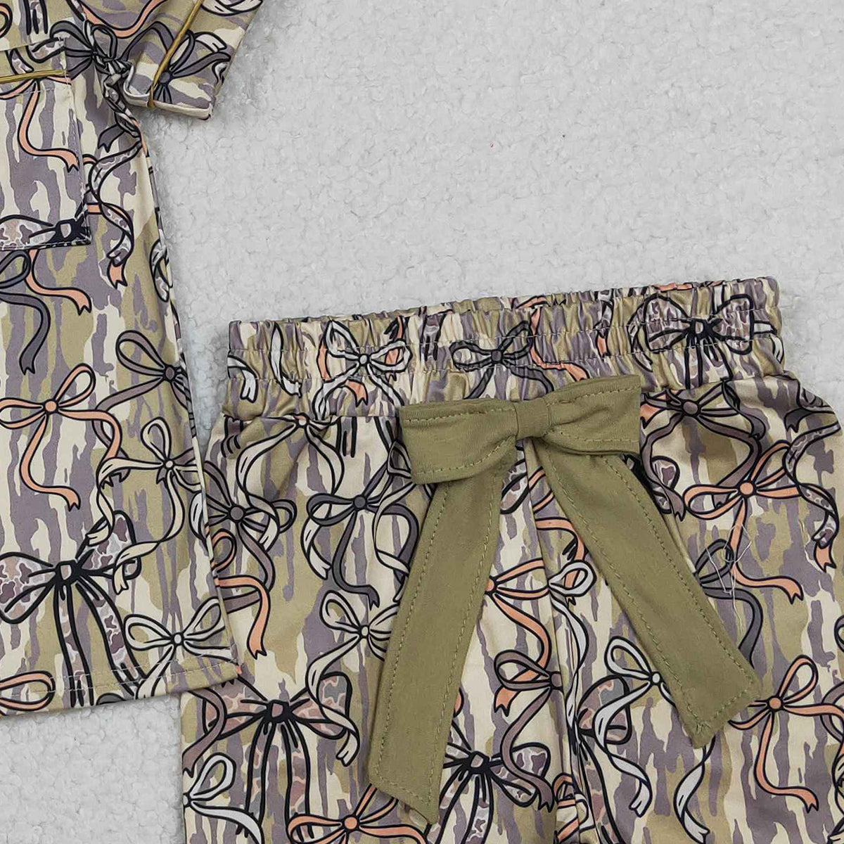 2.7 RTS NO MOQ （In stock）GSSO3126 Baby Girls Southern Olive Camo Bows Button Pocket Top Ruffle Shorts Pajamas Sets