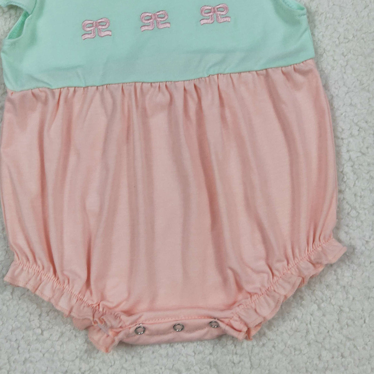 4.1 SR3895 RTS NO MOQ （In stock) Flutter sleeves bow embroidery baby girls summer romper