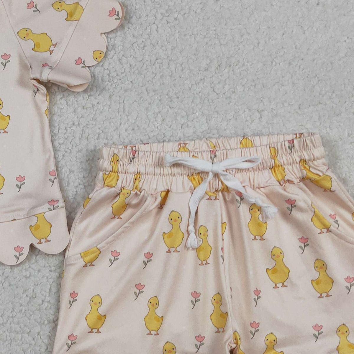 3.26 RTS NO MOQ （In stock）GSSO3281 Kids Clothing for Baby Girls Short Sleeve Yellow Small Flowers Chicks Top Scallop Shorts Clothes Sets