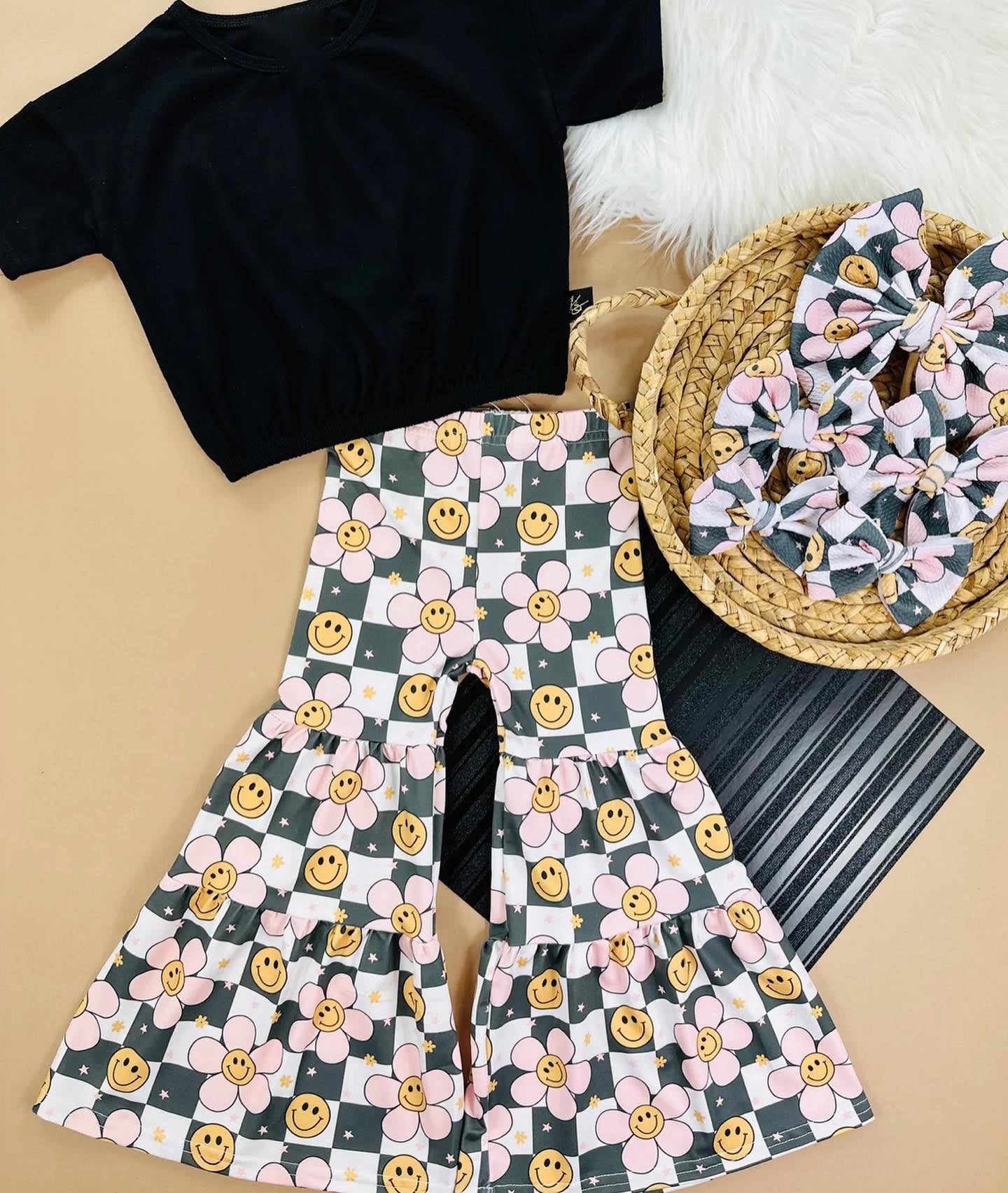 11.12 GSPO2198 Pre order No Moq Baby Girls Black Top Smile Flowers Checked Bell Bottom Pants Clothes Sets